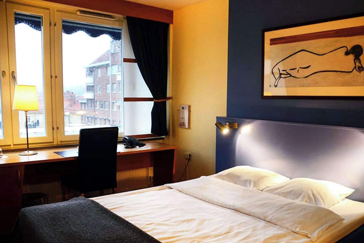 Standard Room, 1 Double Bed | Desk, cribs/infant beds, bed sheets