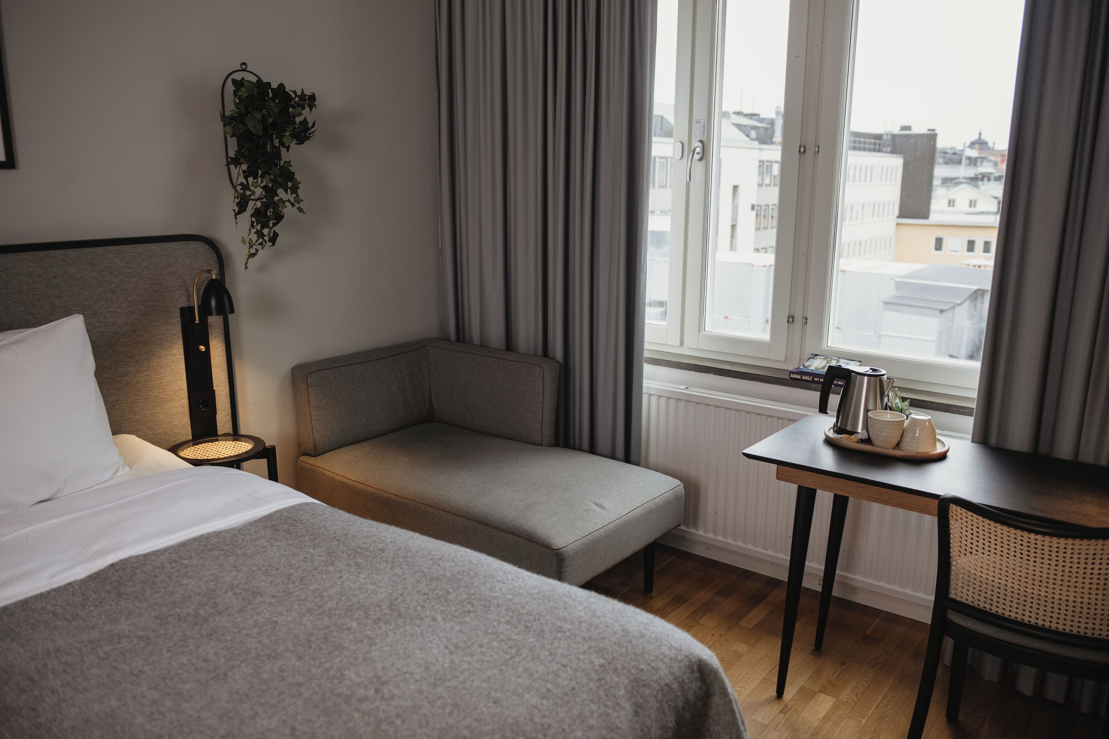 standard room, 1 double bed | desk, cots/infant beds, bed sheets