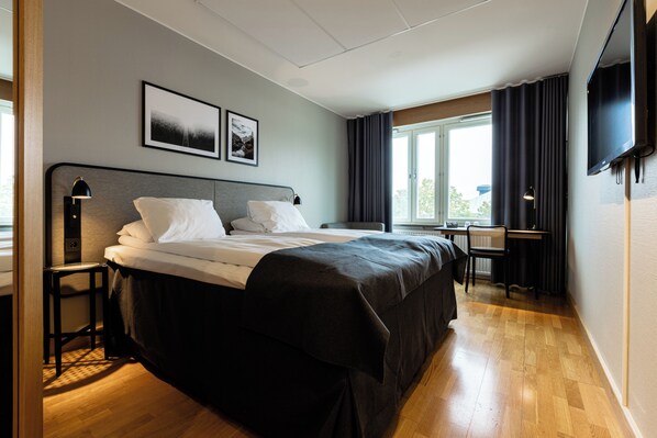 Superior Room, 1 Double Bed | 1 bedroom, desk, cribs/infant beds, bed sheets