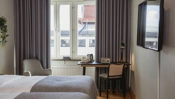 Kahden hengen standard-huone (kaksi sänkyä), 2 yhden hengen sänkyä | Työpöytä, vauvansängyt, vuodevaatteet