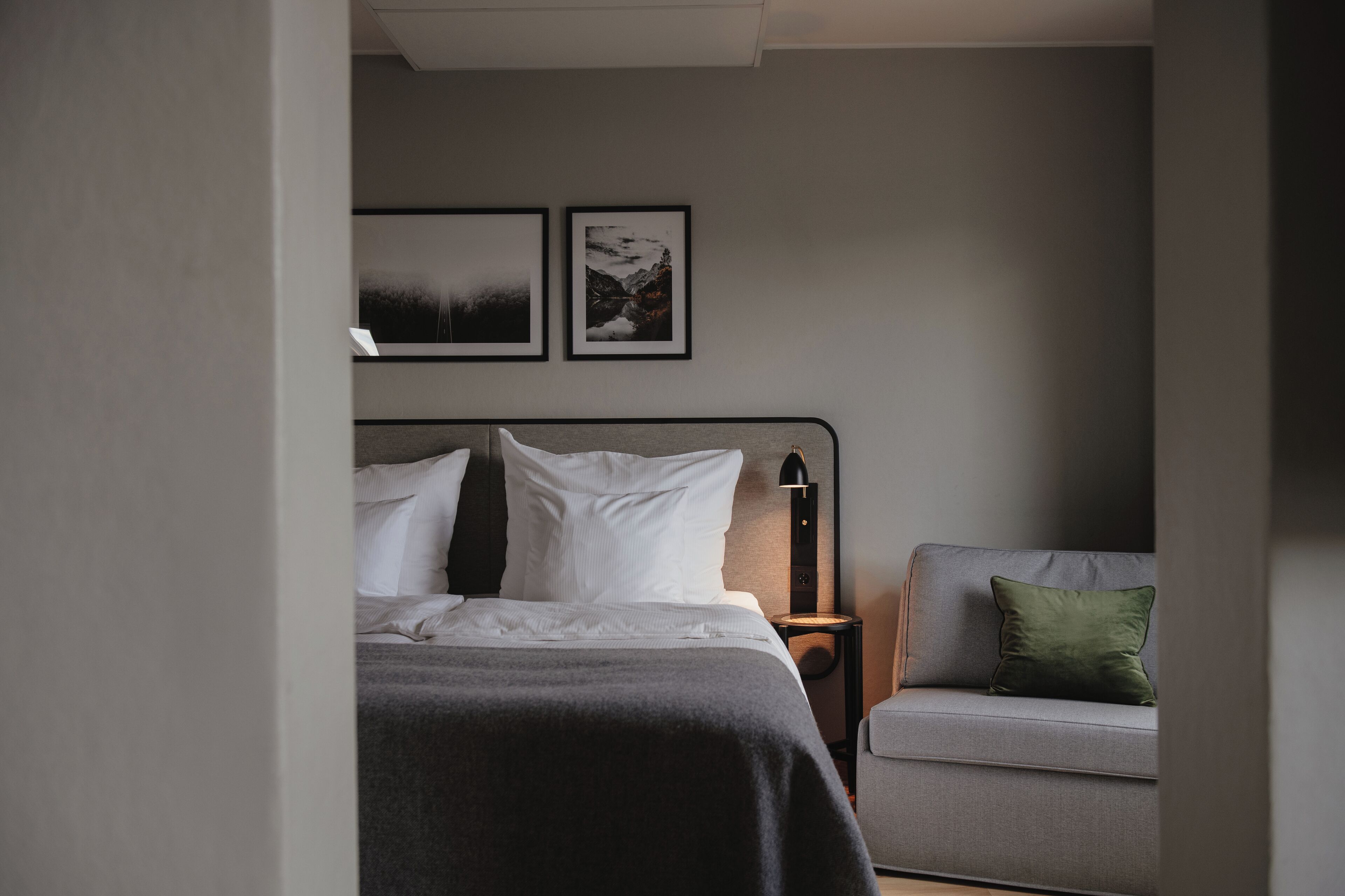 deluxe double room, 1 double bed with sofa bed | desk, cots/infant beds, bed sheets