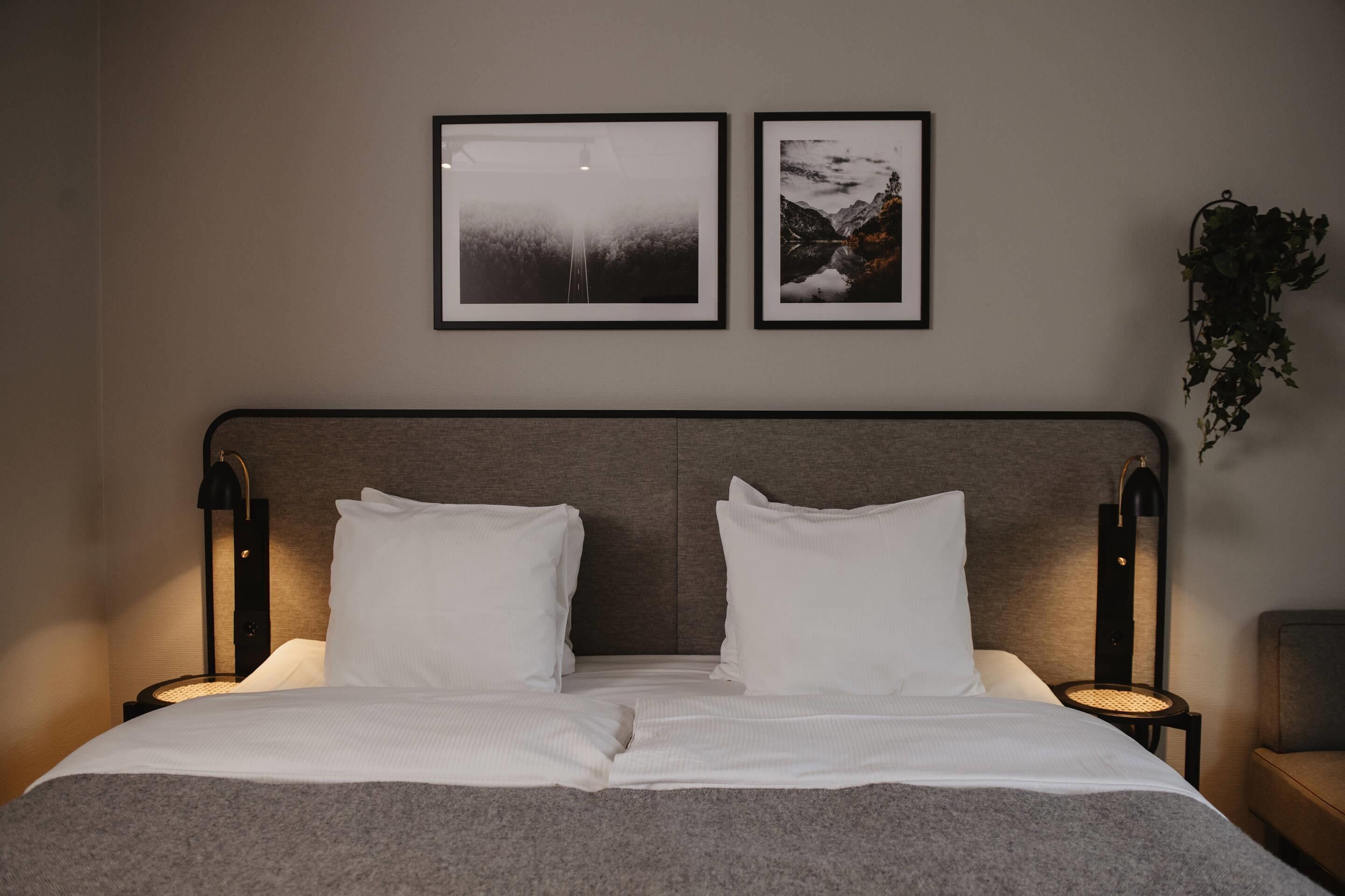 Habitación estándar, 1 cama matrimonial | Escritorio, cunas y ropa de cama 