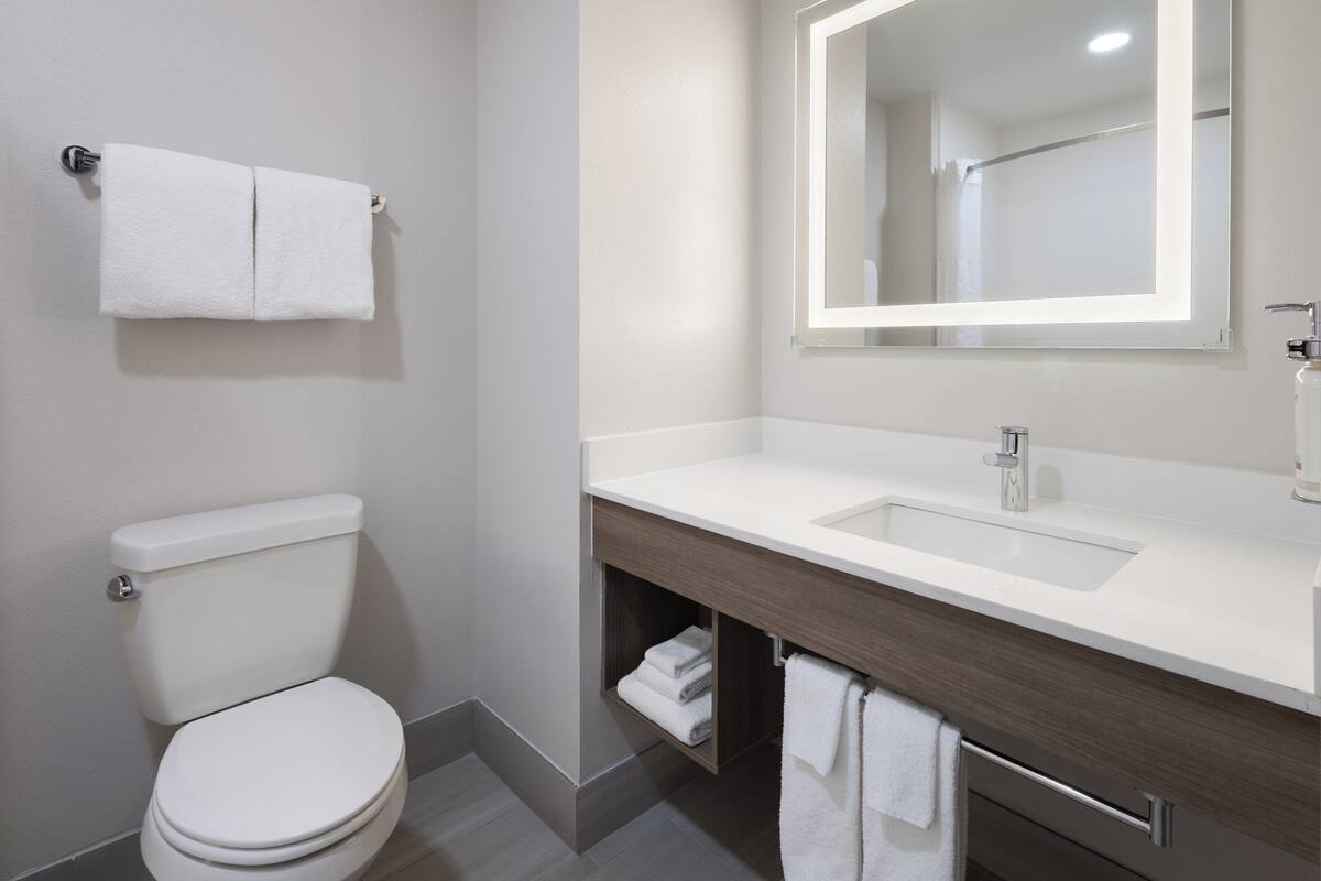 In-room safe, desk, iron/ironing board, rollaway beds (surcharge)