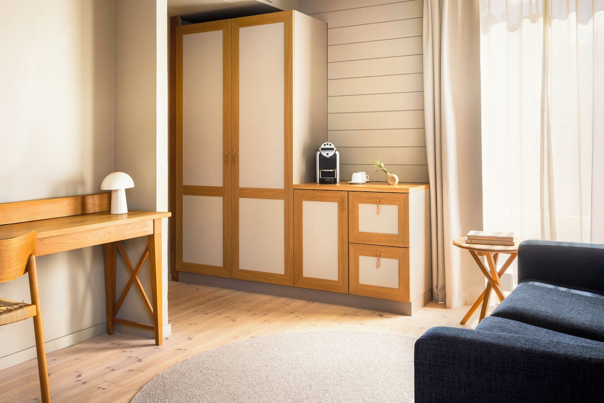 Hypo-allergenic bedding, in-room safe, desk, laptop workspace