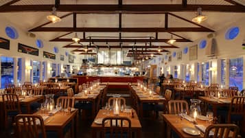 Lunch och middag serveras, med utsikt mot havet