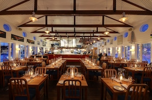 Ofereix vistes al mar i s'hi serveixen dinars i sopars