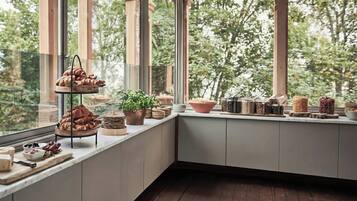 Free daily buffet breakfast