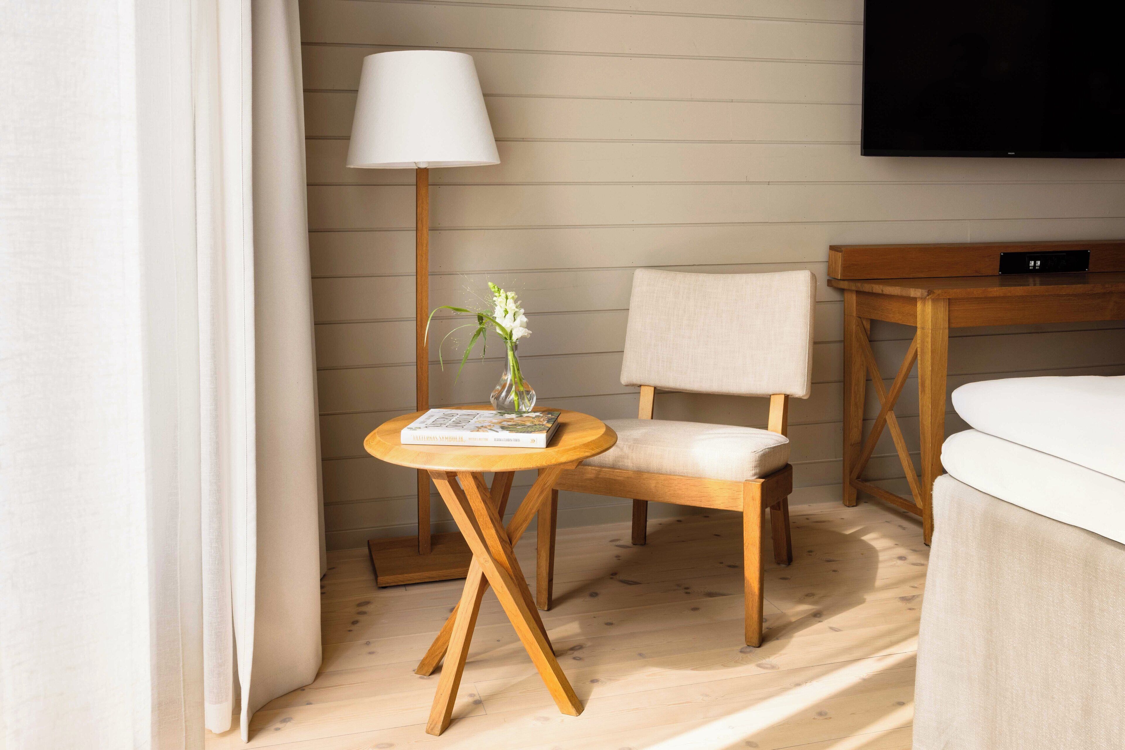 hypo-allergenic bedding, in-room safe, desk, laptop workspace