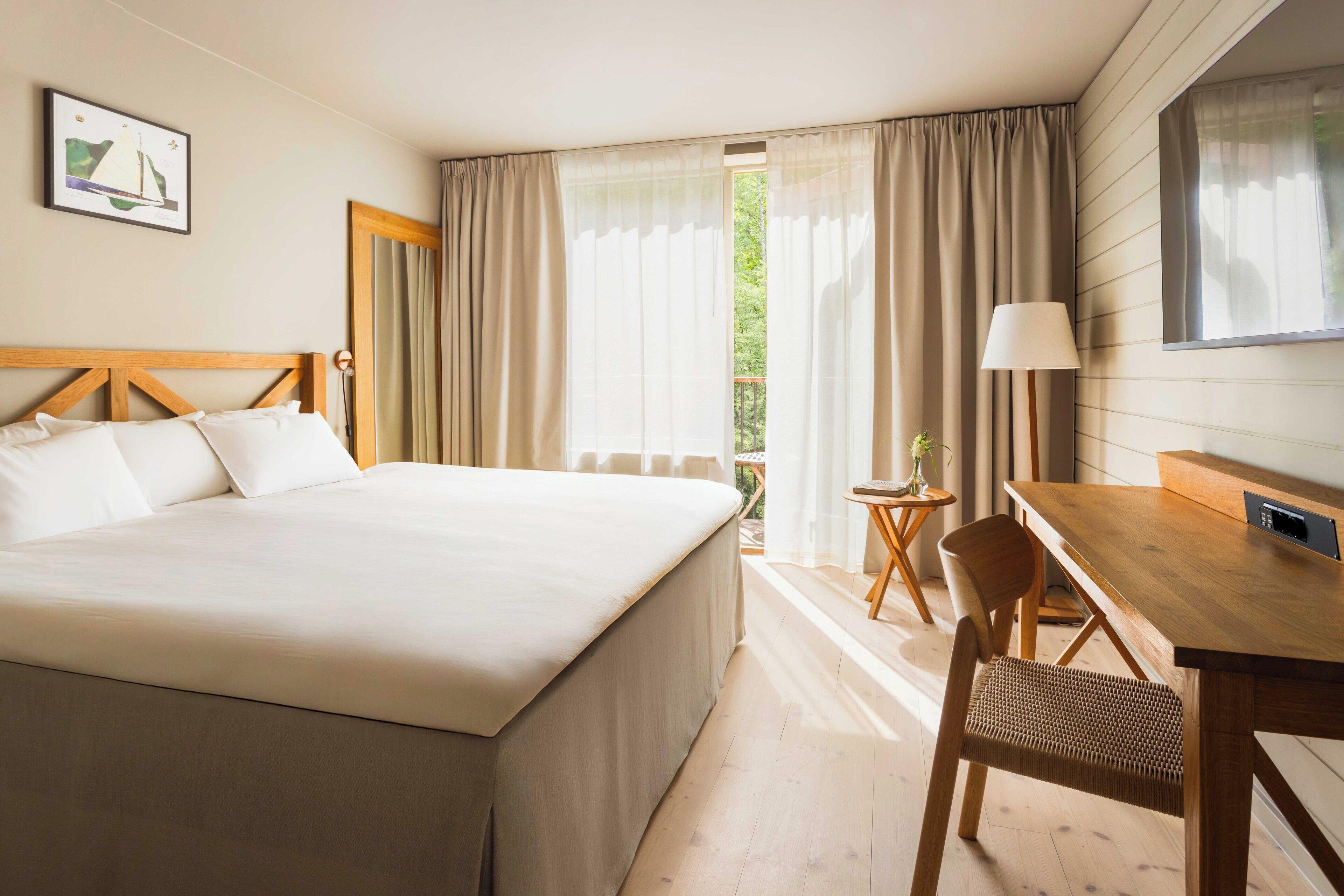 hypo-allergenic bedding, in-room safe, desk, laptop workspace