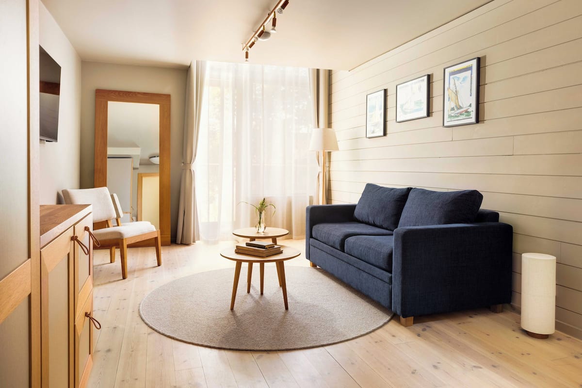 Junior Suite | Hypo-allergenic bedding, in-room safe, desk, laptop workspace