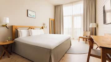 Svit med havsutsikt | Allergitestade sÀngklÀder, vÀrdeförvaringsskÄp pÄ rummet och skrivbord