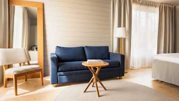 Allergitestade sängkläder, värdeförvaringsskåp på rummet och skrivbord