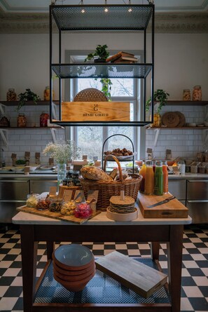 含每日吃到飽早餐