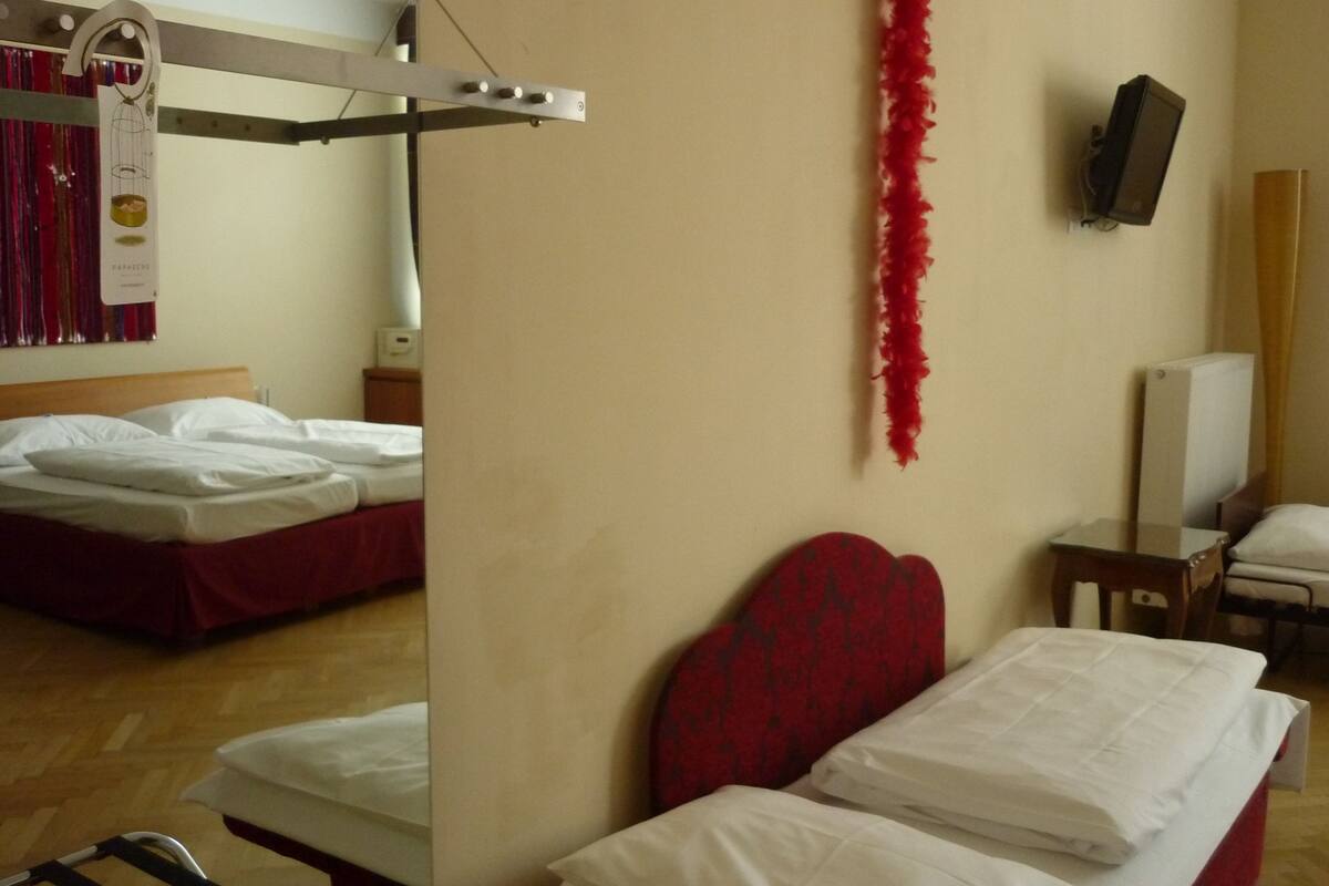 Hypo-allergenic bedding available, WiFi (free)