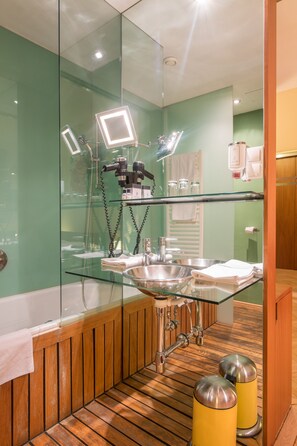 Superior Double Room | Bathroom | Free toiletries, hair dryer - SHS Hotel Papageno (Vienna)