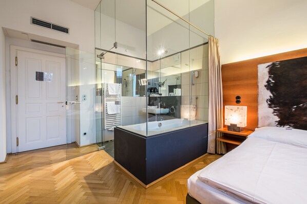 Deluxe Double Room | Bathroom | Free toiletries, hair dryer
