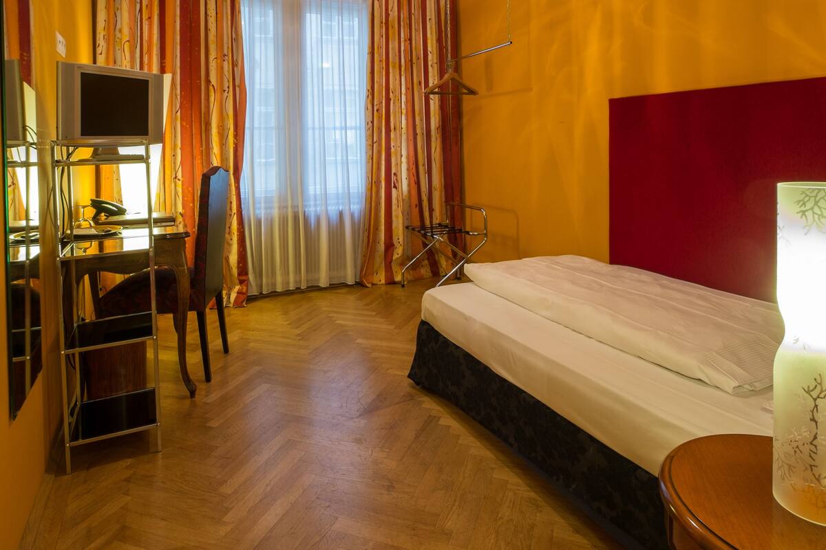 Single Room | Hypo-allergenic bedding available, WiFi (free)