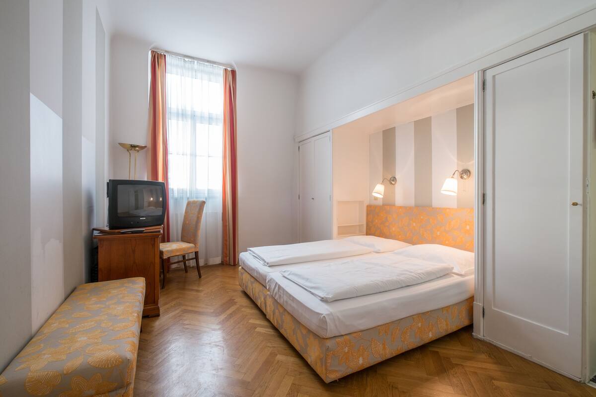 Double Room | Hypo-allergenic bedding available, WiFi (free)