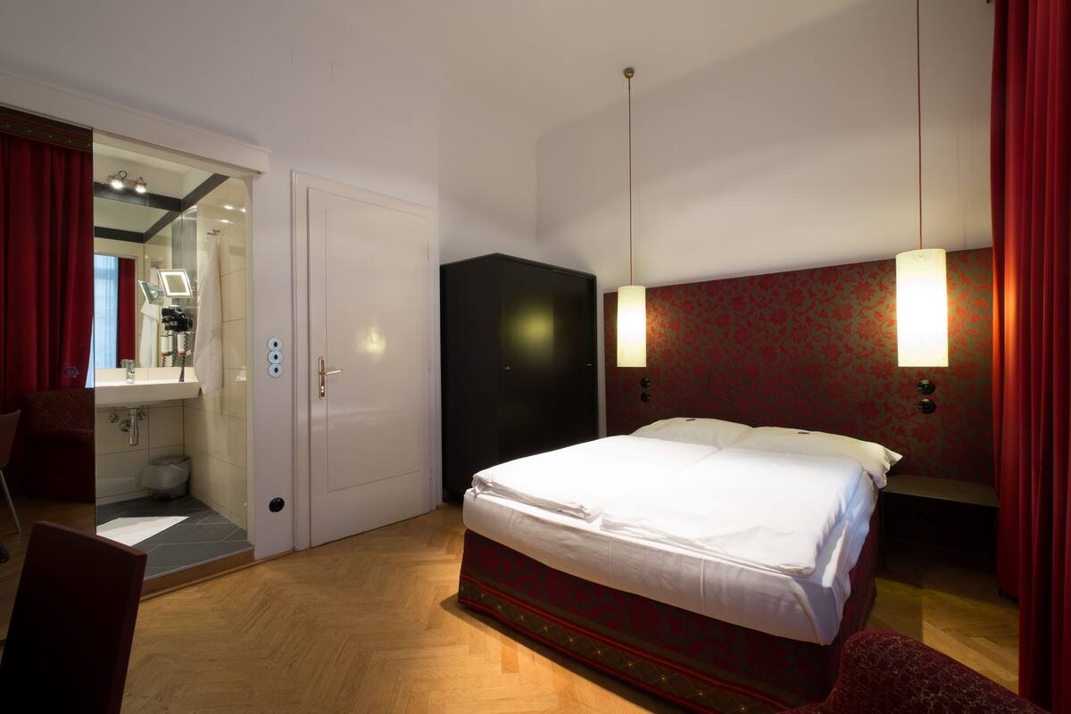 Comfort Single Room | Hypo-allergenic bedding available, WiFi (free)