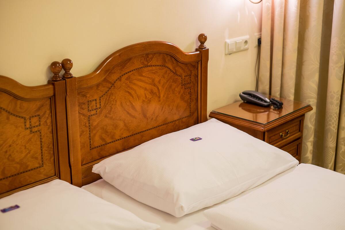 Hypo-allergenic bedding available, WiFi (free)