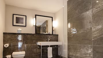 Combined shower/tub, hair dryer, towels
