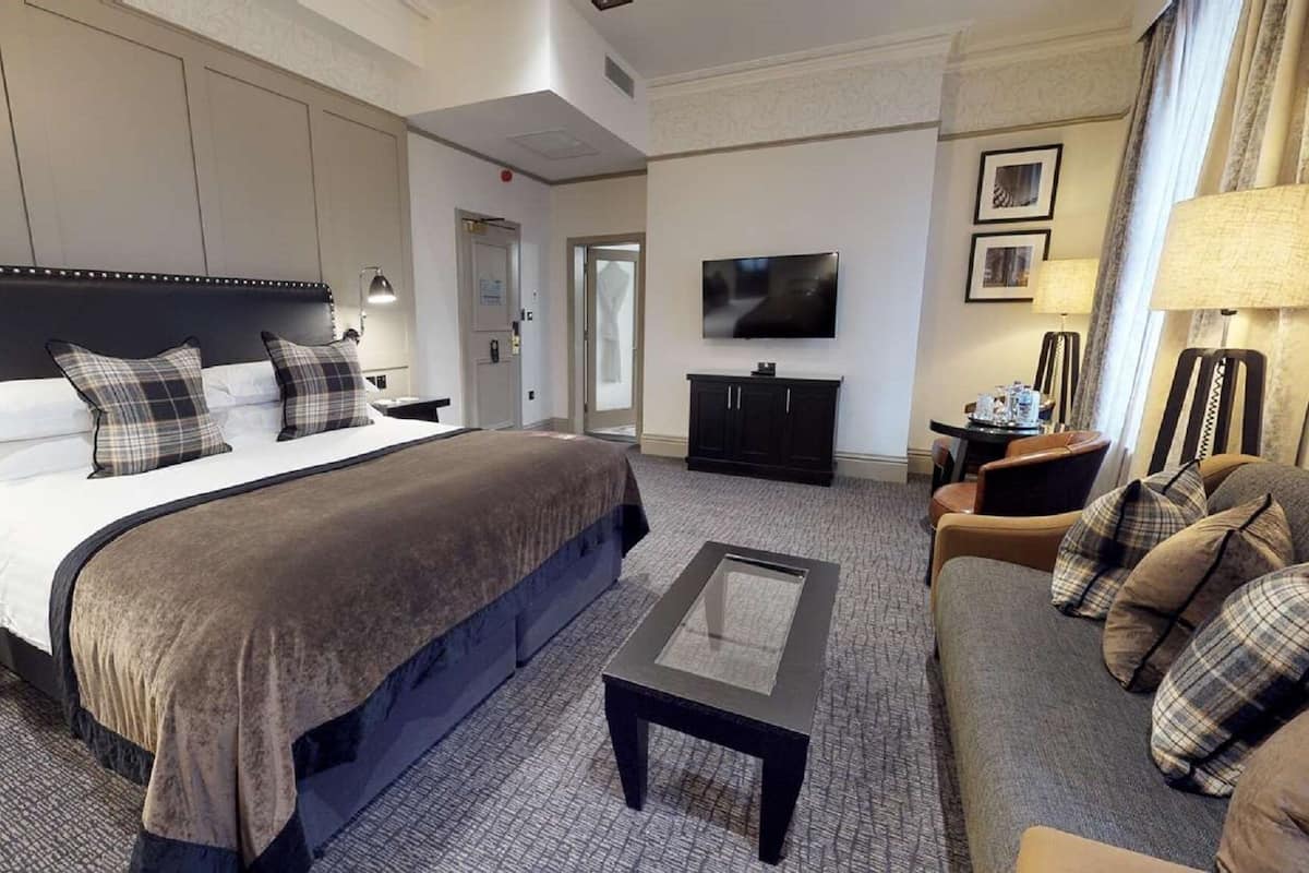 Ropa de cama de alta calidad y caja de seguridad en la habitación 