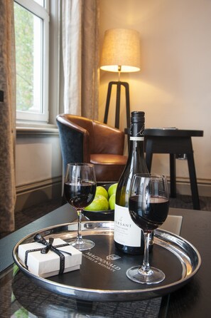 Suite, 1 lit double | Literie de qualité supérieure, coffres-forts dans les chambres, bureau