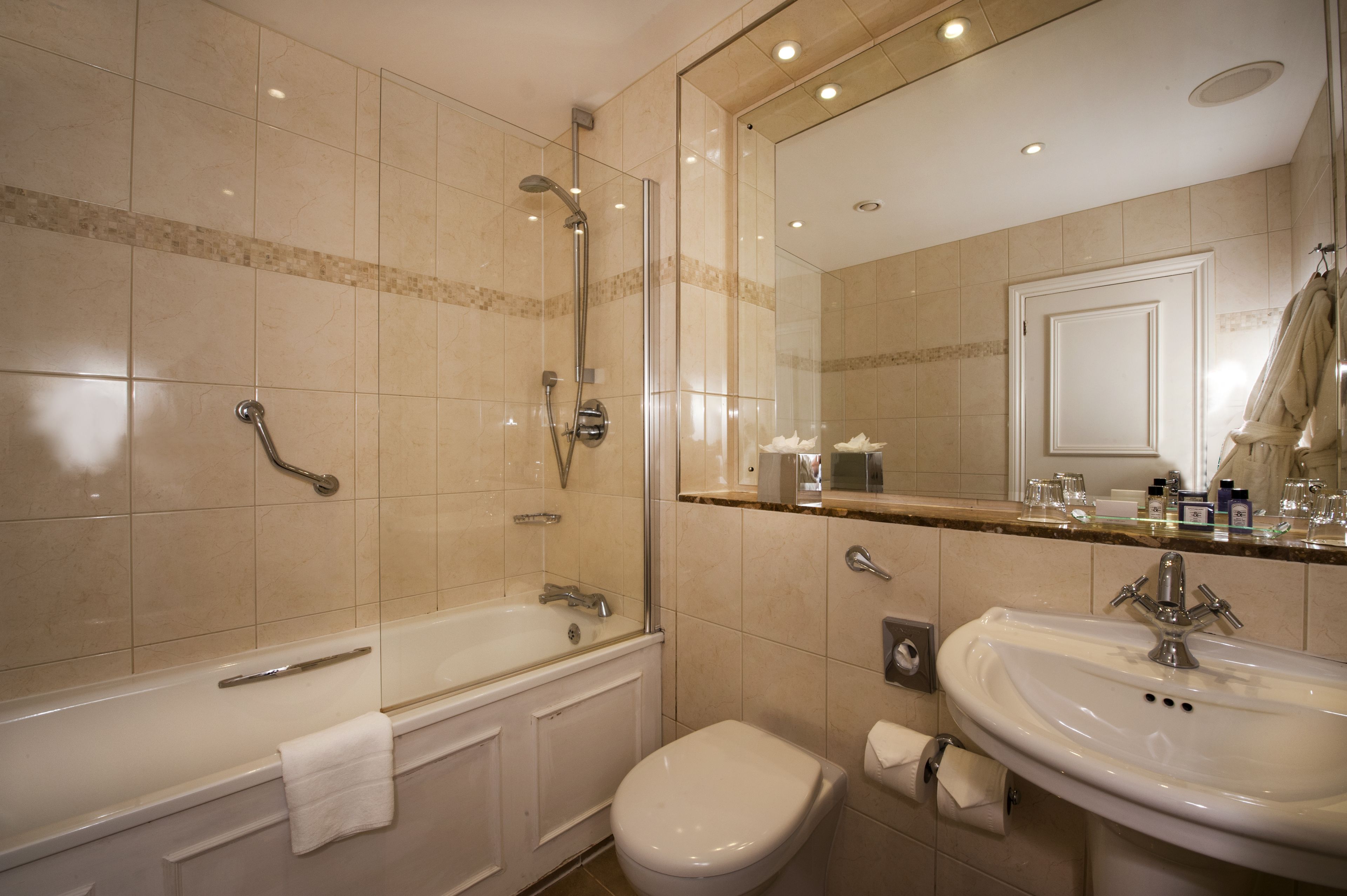 combined shower/bathtub, hair dryer, towels