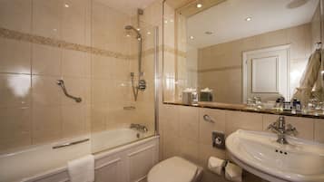 Un baño moderno con bañera, inodoro y lavamanos.