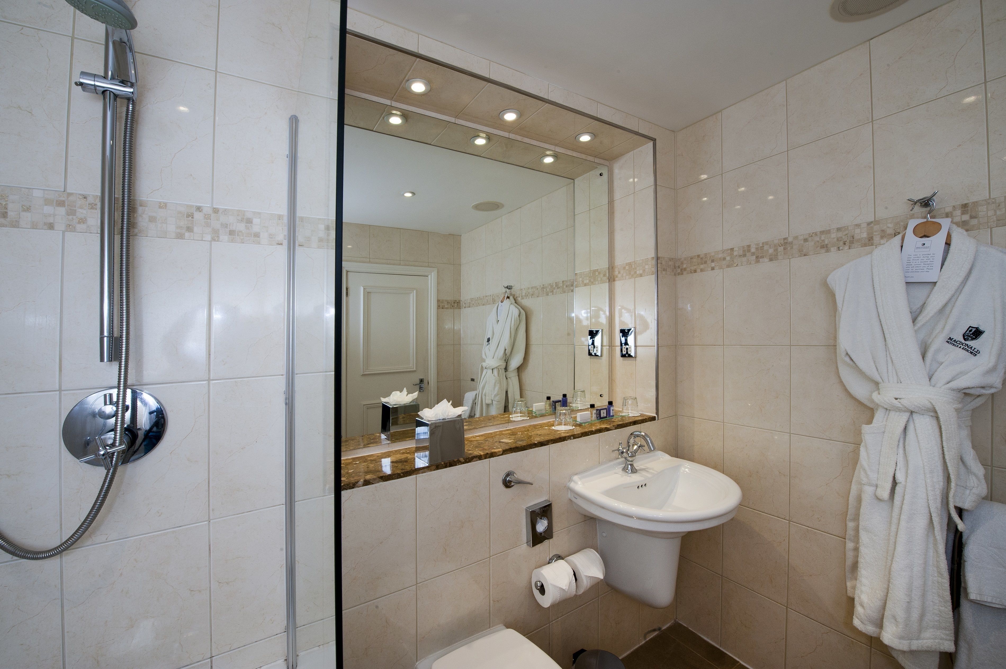 deluxe room, 1 double bed | bathroom | combined shower/bathtub, hair dryer, towels