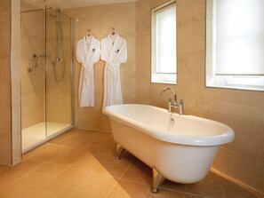 Combined shower/tub, hair dryer, towels - Macdonald Burlington Hotel (Birmingham)
