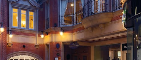 Fassade der Unterkunft â Abend/Nacht