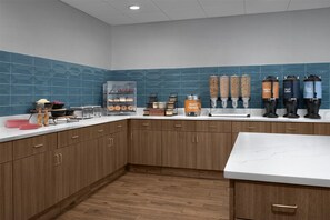 Café da manhã com buffet grátis todos os dias