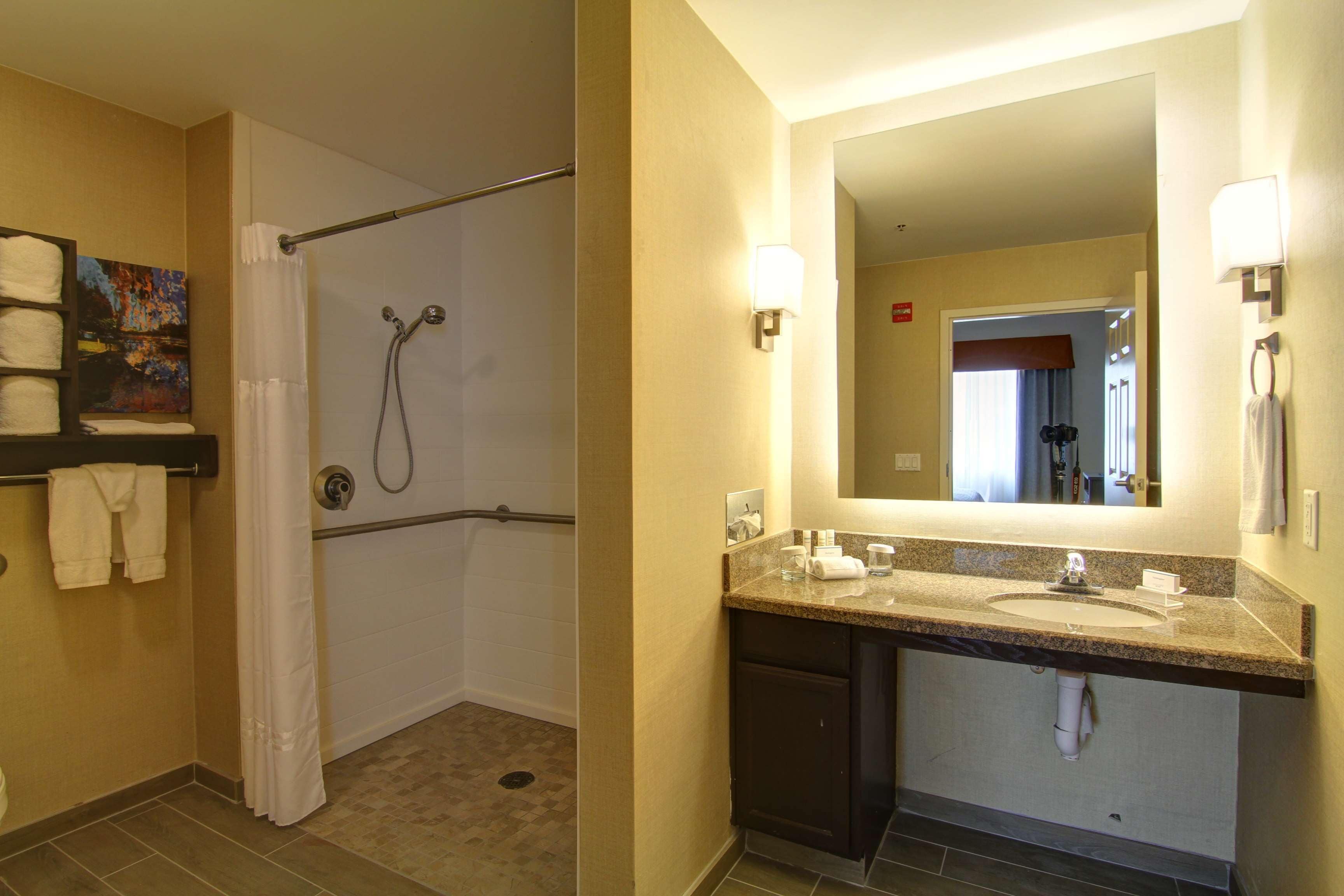 combined shower/bathtub, hair dryer, towels