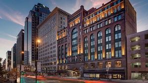 Un edificio histórico con varios pisos, ventanas amplias y una entrada destacada.