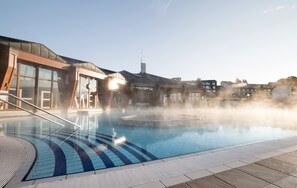 Deluxe Twin Room | Outdoor pool