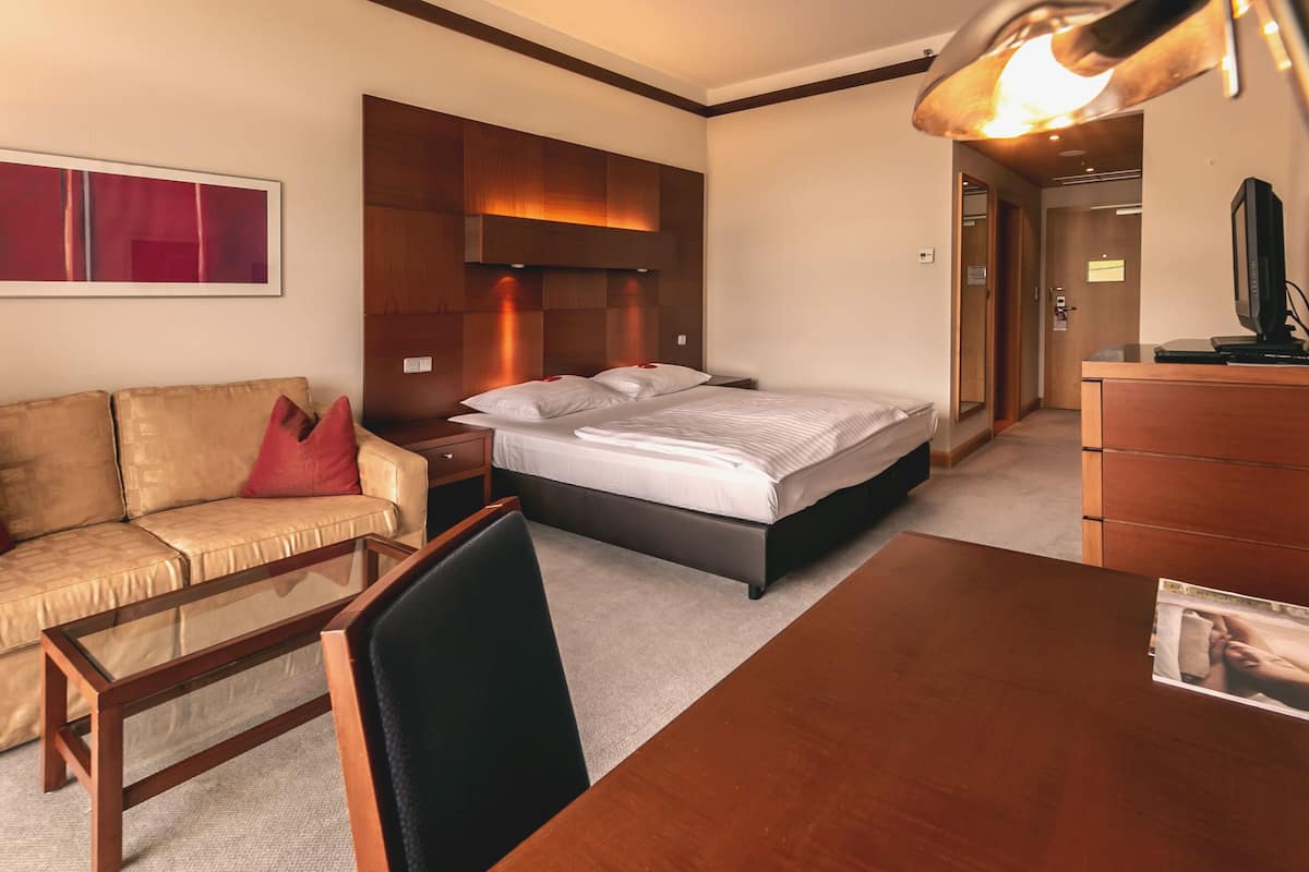 Deluxe Double Room, 1 Bedroom, Non Smoking, Balcony | Premium bedding, free minibar, in-room safe, desk