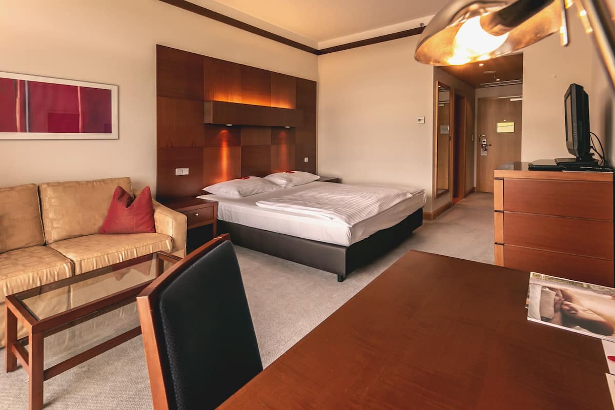 Ropa de cama de alta calidad y minibar con artículos gratuitos