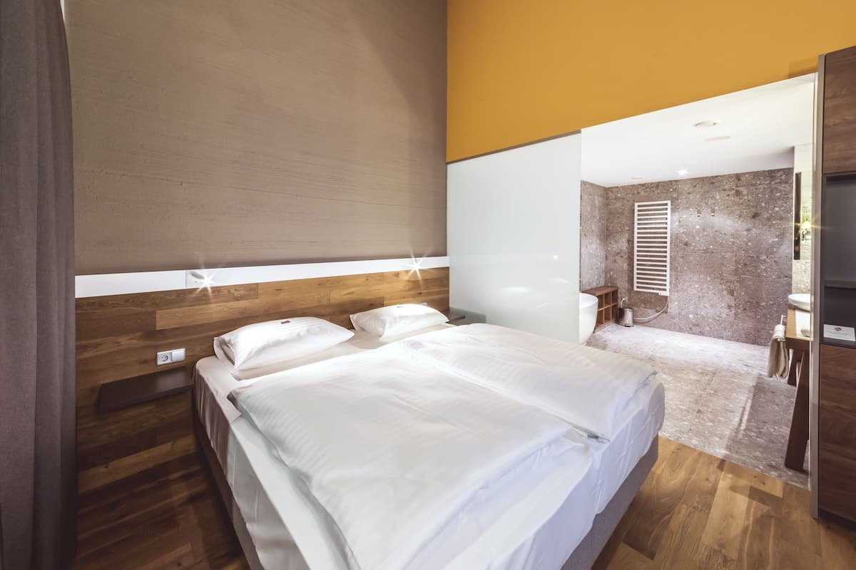 Ropa de cama de alta calidad y minibar con artículos gratuitos