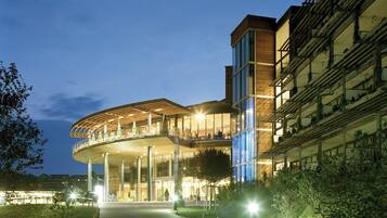 Fassade der Unterkunft – Abend/Nacht