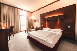 Standard Double Room, 1 Bedroom, Non Smoking | Premium bedding, free minibar, in-room safe, desk