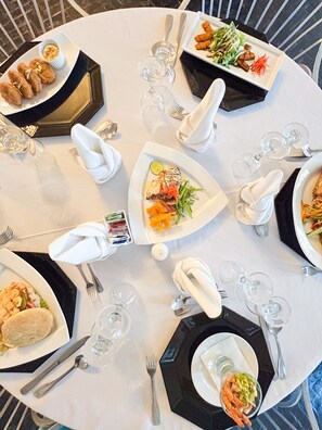 Breakfast, lunch, dinner served; Caribbean cuisine, garden views 
