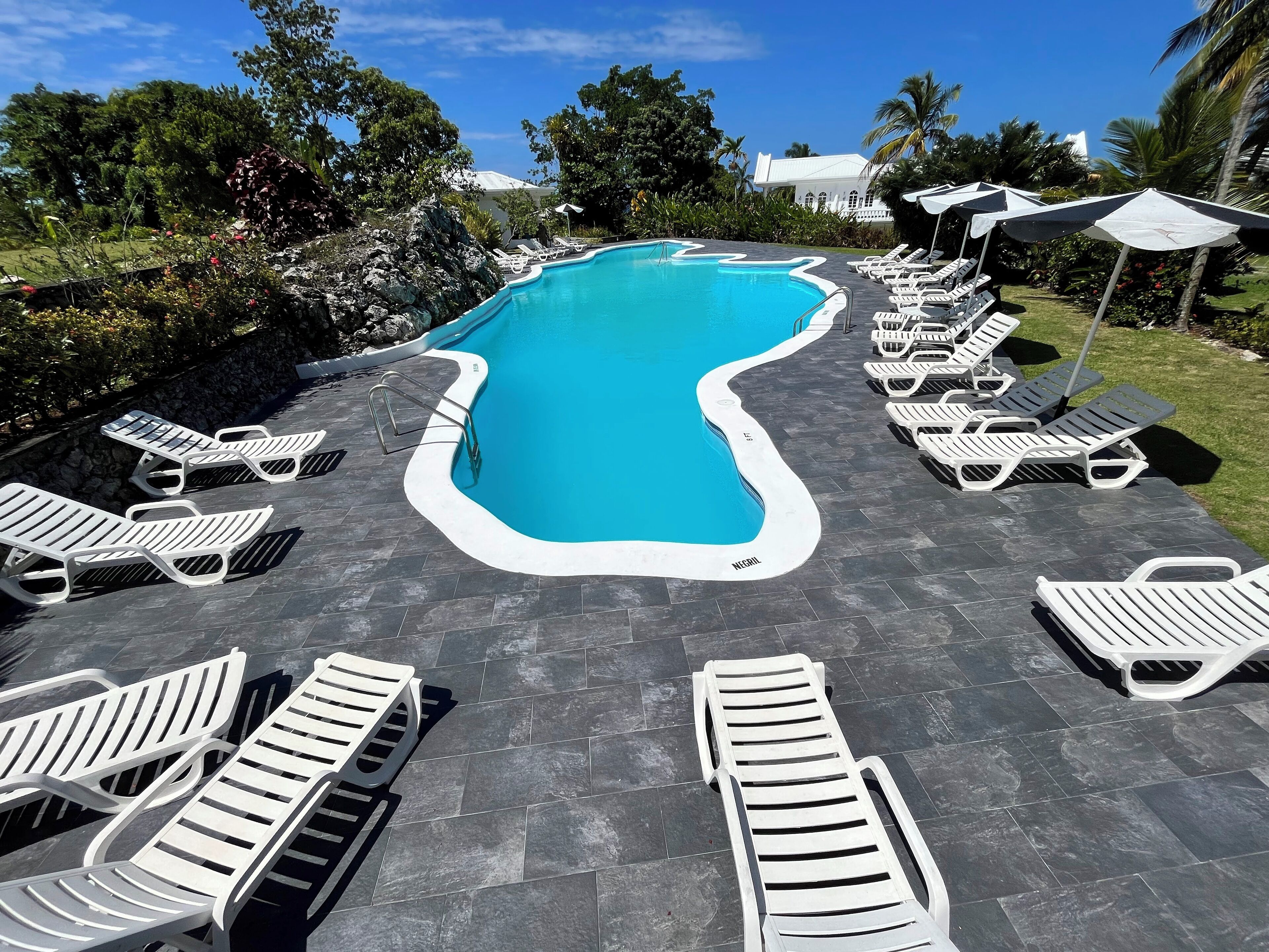 Una piscina al aire libre, sombrillas