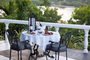 Breakfast, lunch, dinner served; Caribbean cuisine, garden views