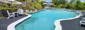 Outdoor pool, pool umbrellas - Jamaica Palace Hotel (Port Antonio)