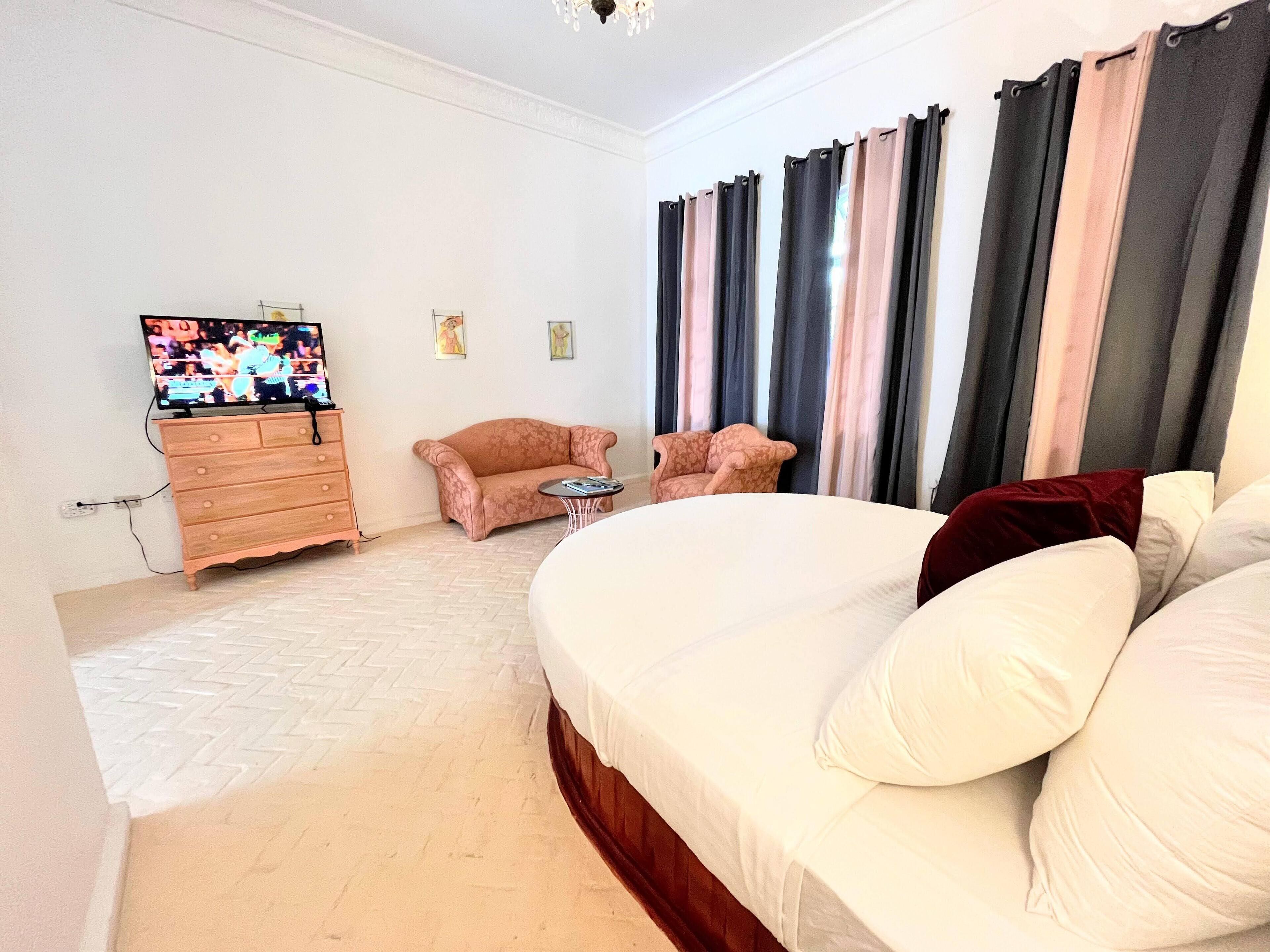 Premium bedding, in-room safe, individually decorated