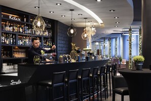 Serves breakfast, lunch, and dinner - Pullman Paris La Défense (Courbevoie)