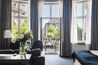 Crystal Plaza Hotel
