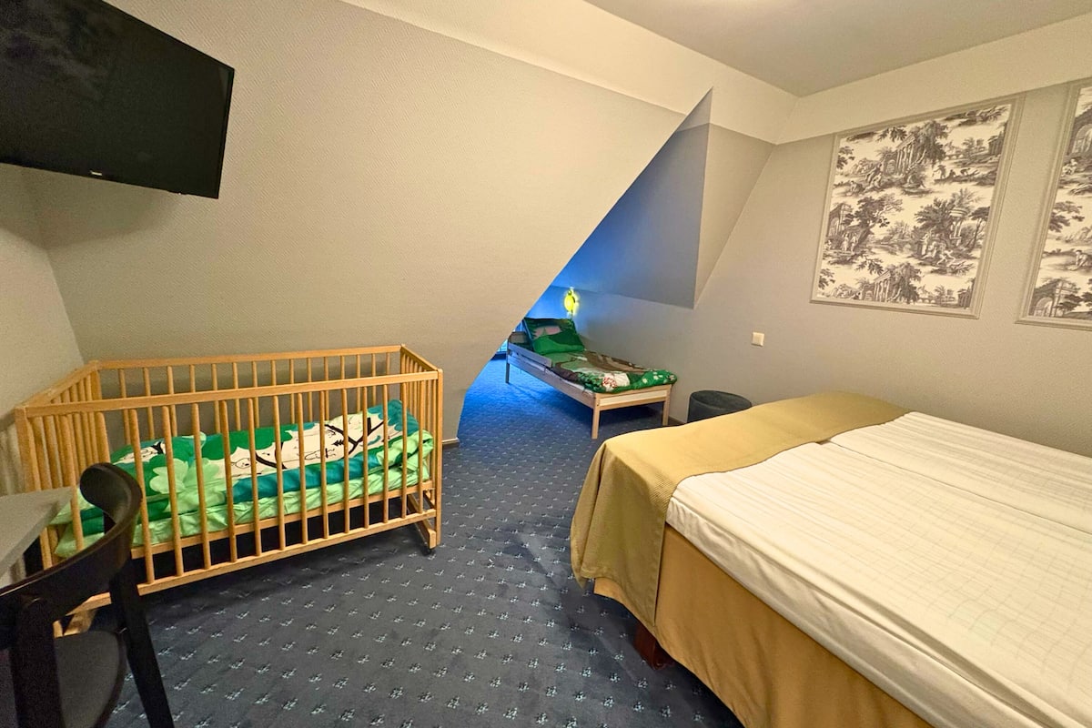 ファミリー ダブルルーム | セーフティボックス (室内)、デスク、ノートパソコン用作業スペース、WiFi (無料)