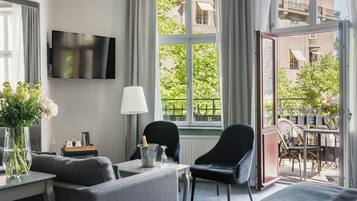 Junior Suite | In-room safe, desk, laptop workspace, free WiFi